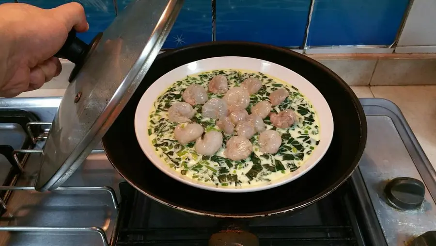 Steamed eggs with spinach and shrimp step 0