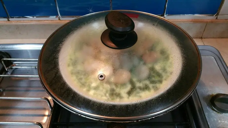 Steamed eggs with spinach and shrimp step 0