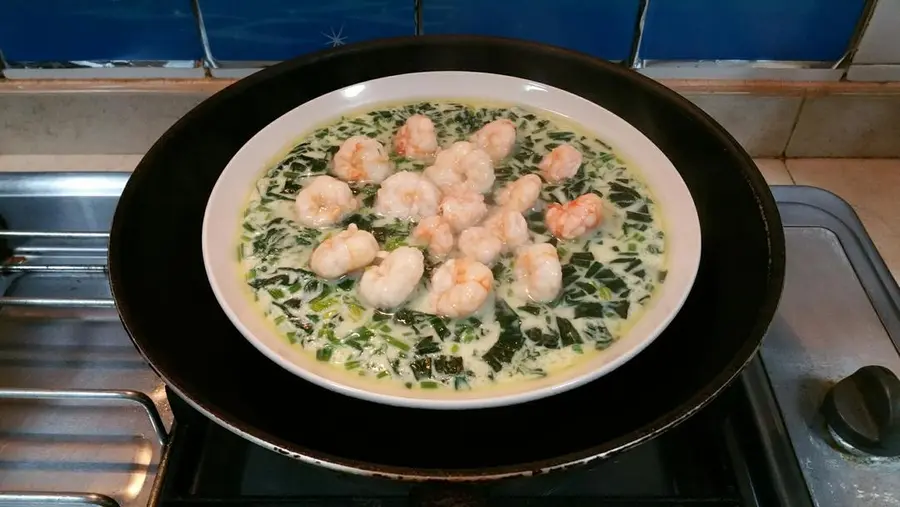 Steamed eggs with spinach and shrimp step 0