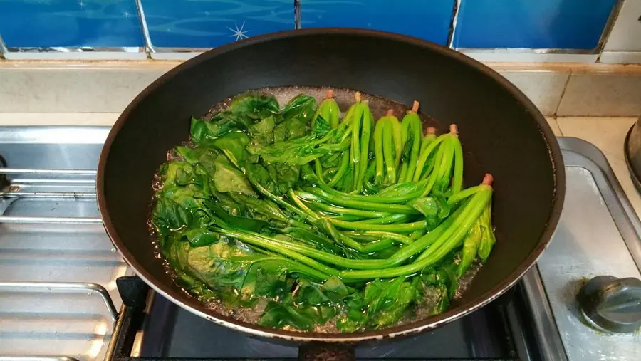 Steamed eggs with spinach and shrimp step 0