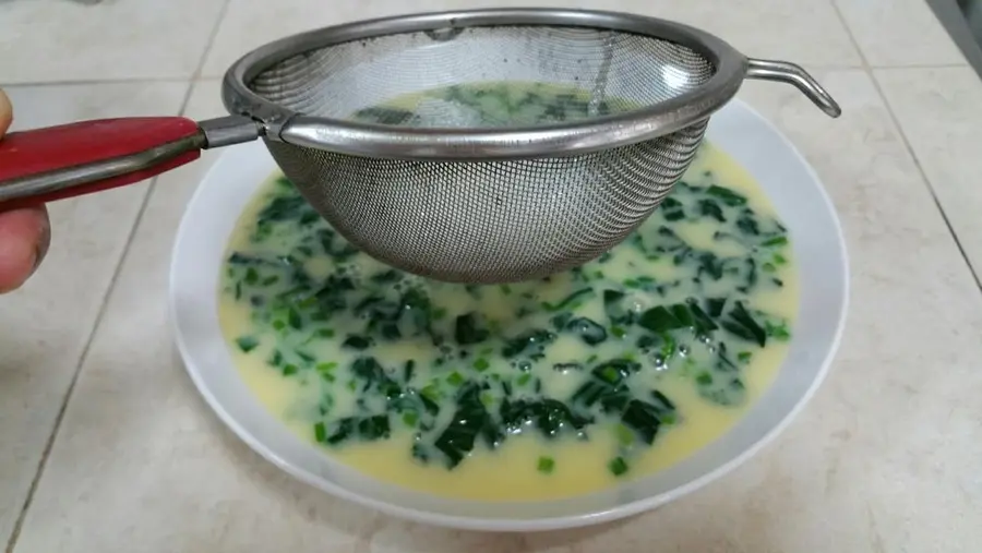 Steamed eggs with spinach and shrimp step 0