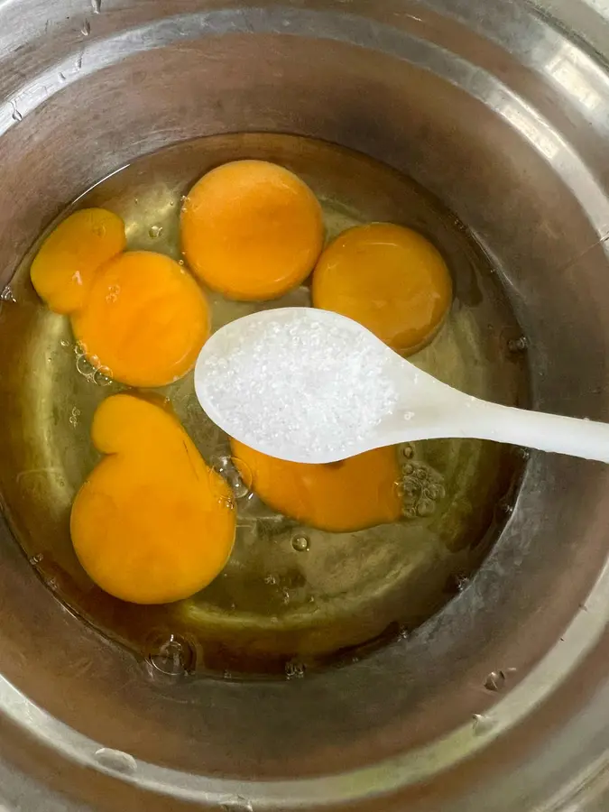 Steamed eggs  with minced meat are more tender than pudding step 0