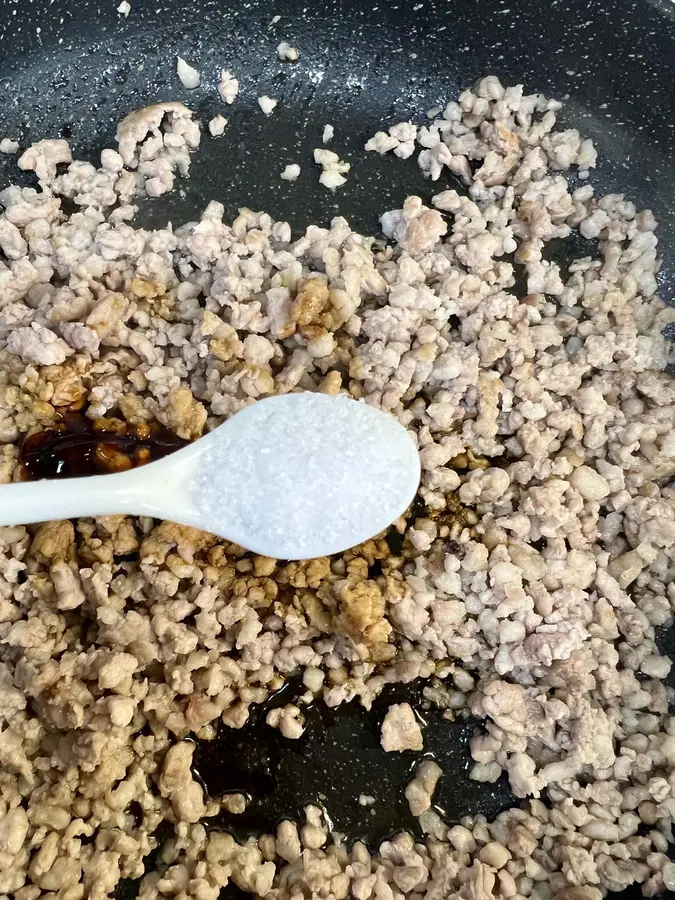 Steamed eggs  with minced meat are more tender than pudding step 0