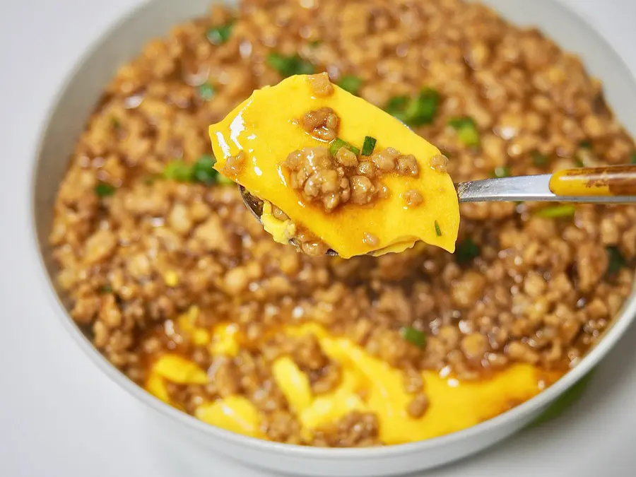 Steamed eggs  with minced meat are more tender than pudding