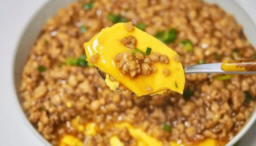 Steamed eggs  with minced meat are more tender than pudding