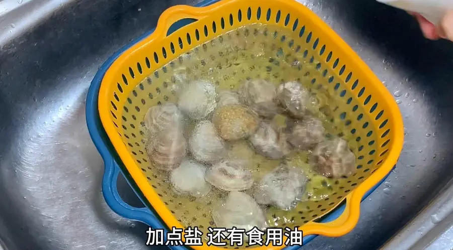 Steamed eggs with clams are extremely tender step 0