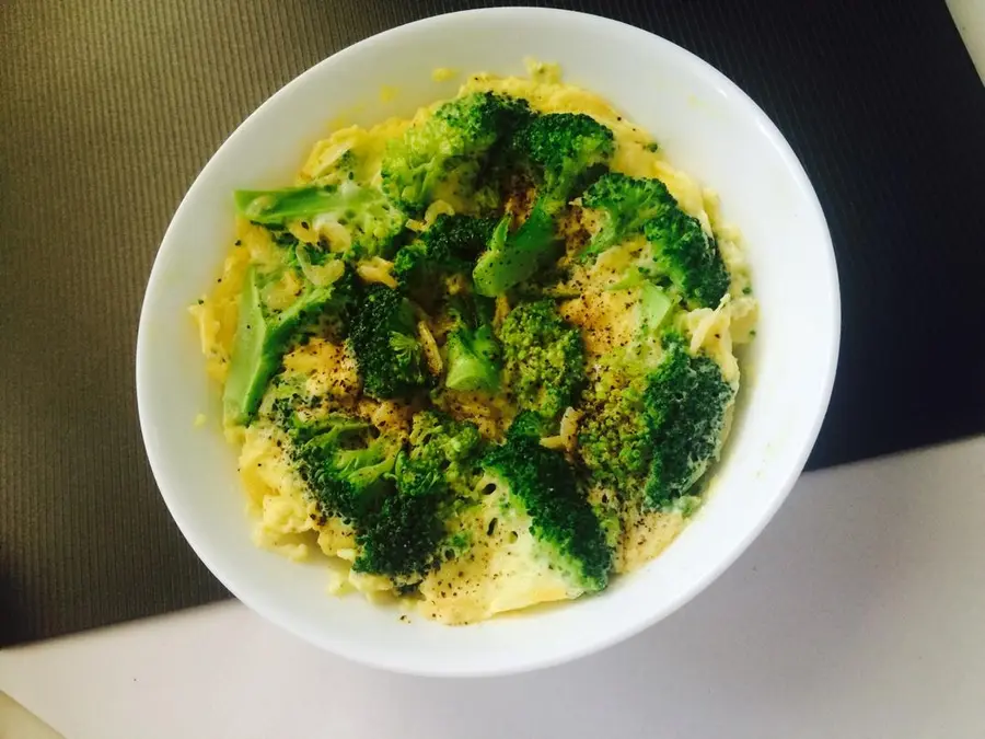 Low-fat breakfast & lunch Microwave fast hand broccoli steamed egg step 0