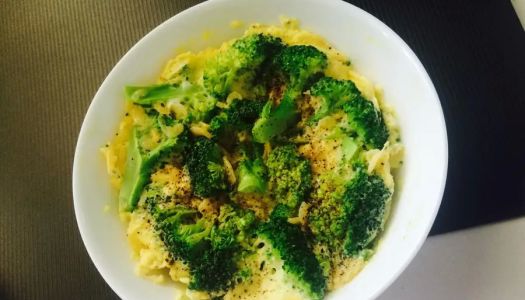 Low-fat breakfast & lunch Microwave fast hand broccoli steamed egg