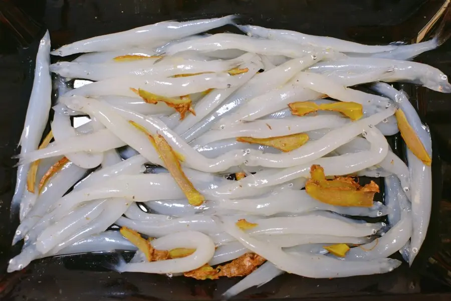 Steamed eggs with whitebait step 0