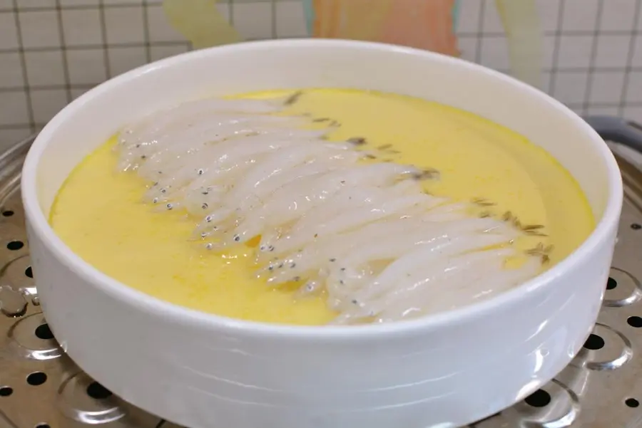 Steamed eggs with whitebait step 0