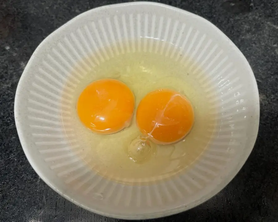 Steamed eggs in white wine step 0