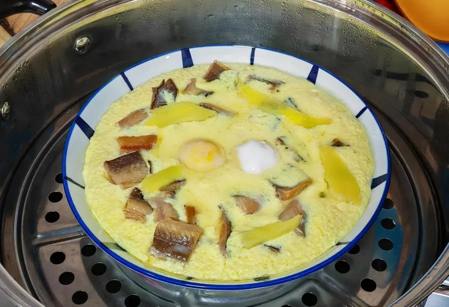 Steamed eggs with sand eel step 0