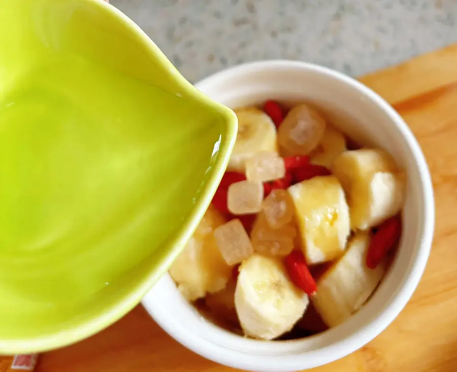 Steamed banana and wolfberry soup _ egg custard  step 0