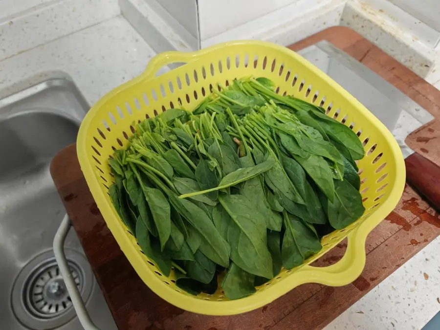 Spinach tossed with enoki mushrooms step 0