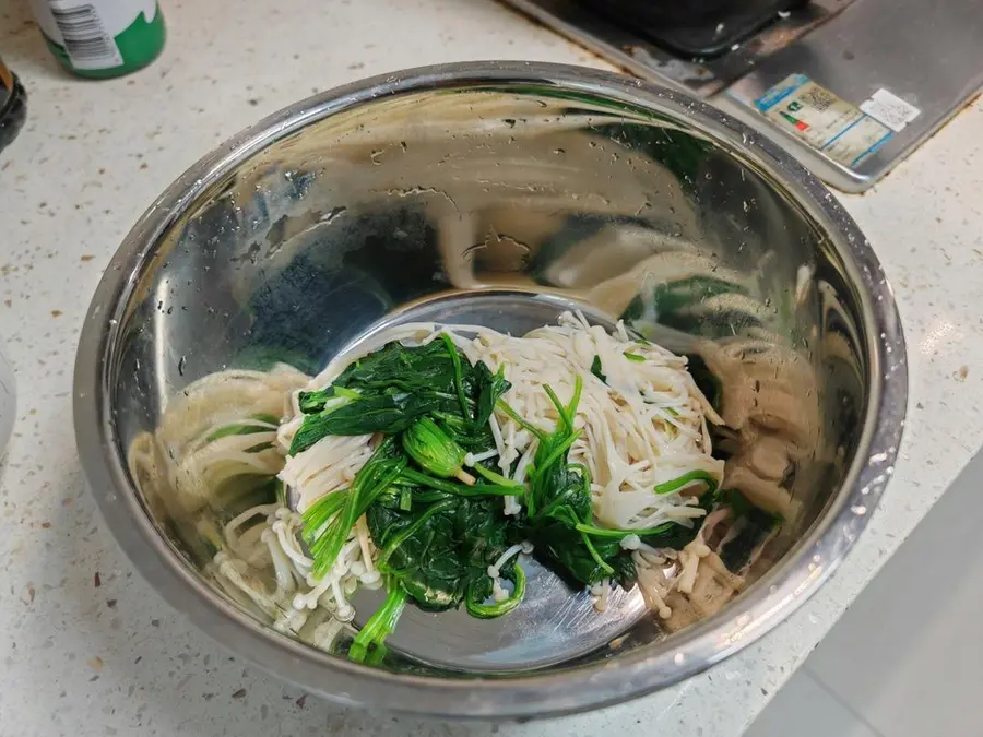 Spinach tossed with enoki mushrooms step 0