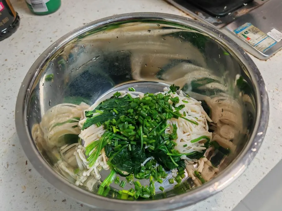 Spinach tossed with enoki mushrooms step 0