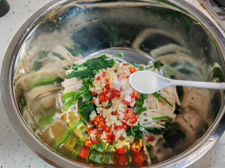 Spinach tossed with enoki mushrooms step 0