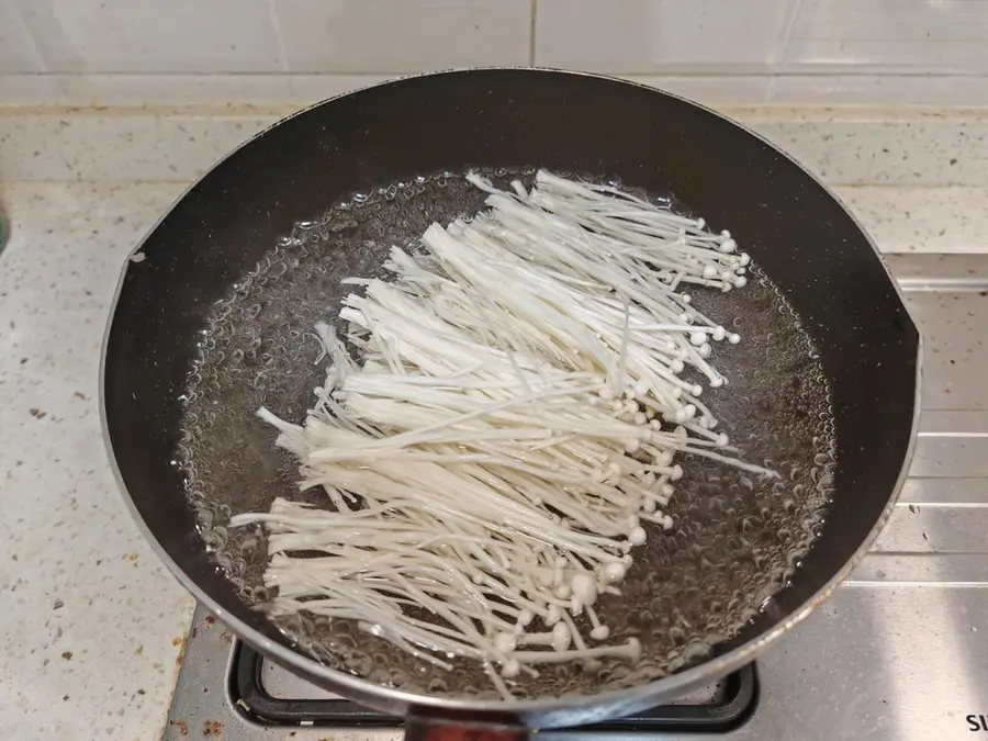 Spinach tossed with enoki mushrooms step 0