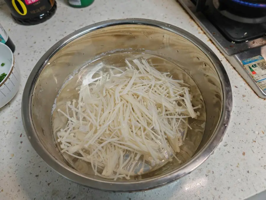 Spinach tossed with enoki mushrooms step 0