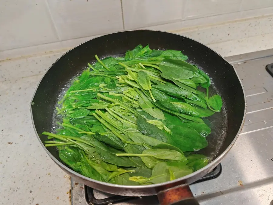 Spinach tossed with enoki mushrooms step 0