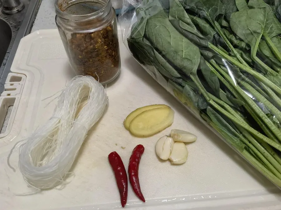 Chilled spinach vermicelli step 0