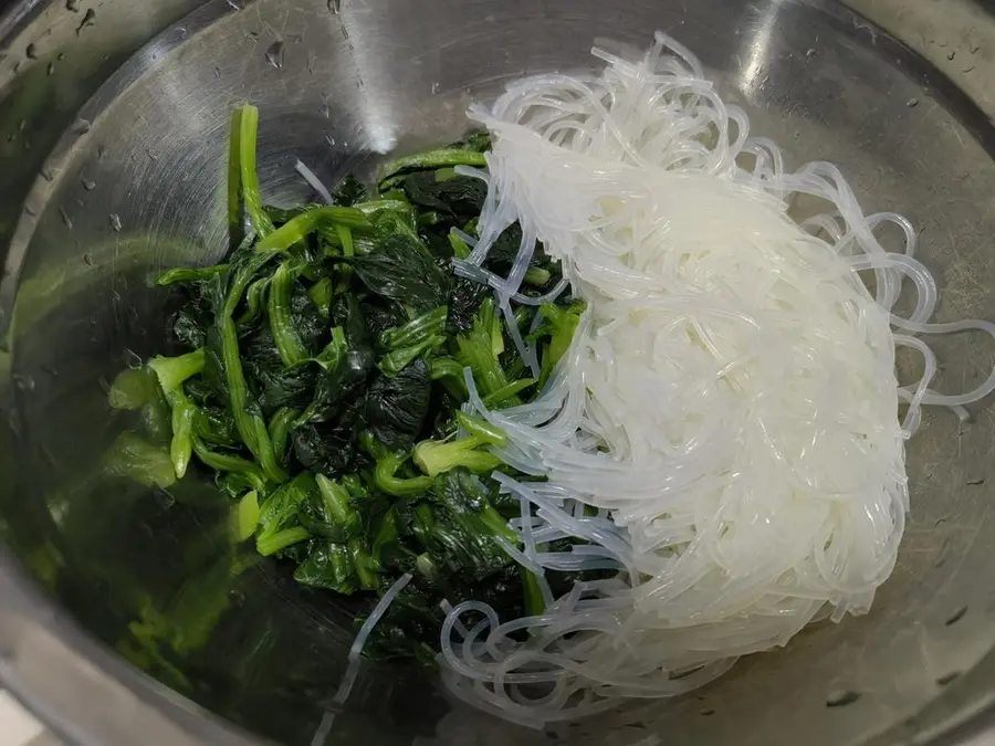 Chilled spinach vermicelli step 0