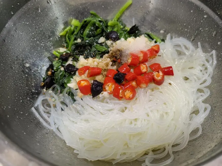 Chilled spinach vermicelli step 0