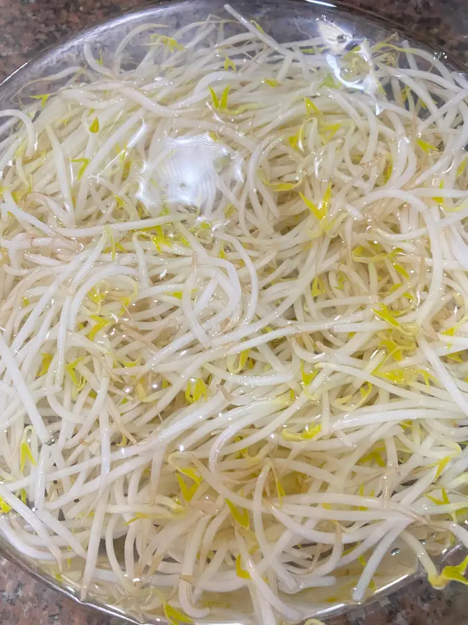 Chilled bean sprouts and lettuce strips step 0