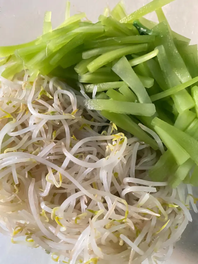 Chilled bean sprouts and lettuce strips step 0