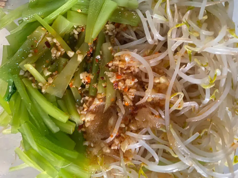 Chilled bean sprouts and lettuce strips step 0