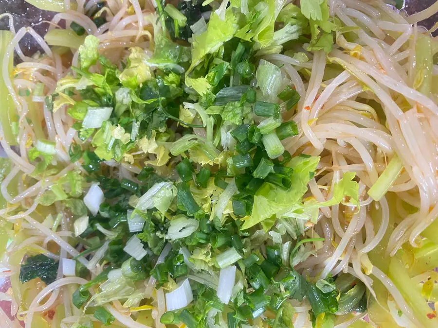 Chilled bean sprouts and lettuce strips step 0