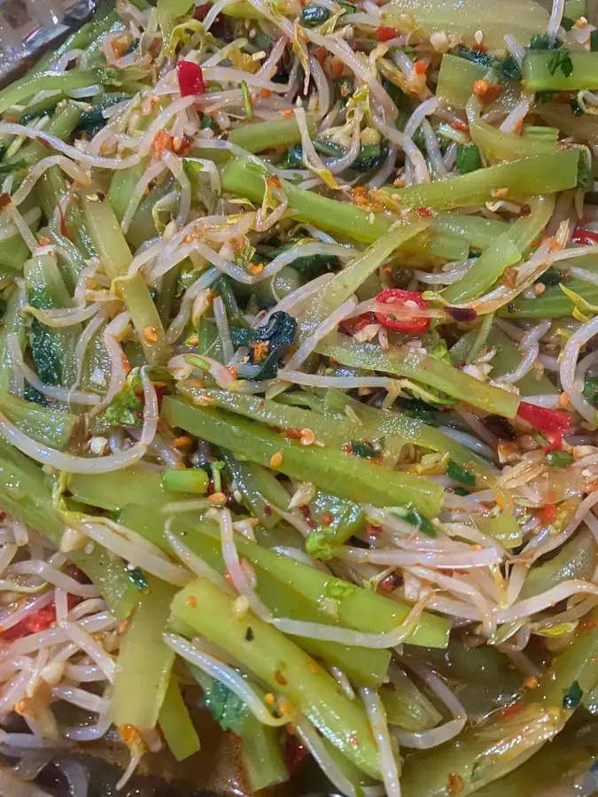 Chilled bean sprouts and lettuce strips step 0