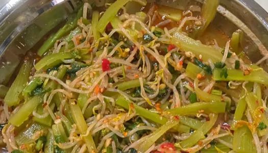 Chilled bean sprouts and lettuce strips