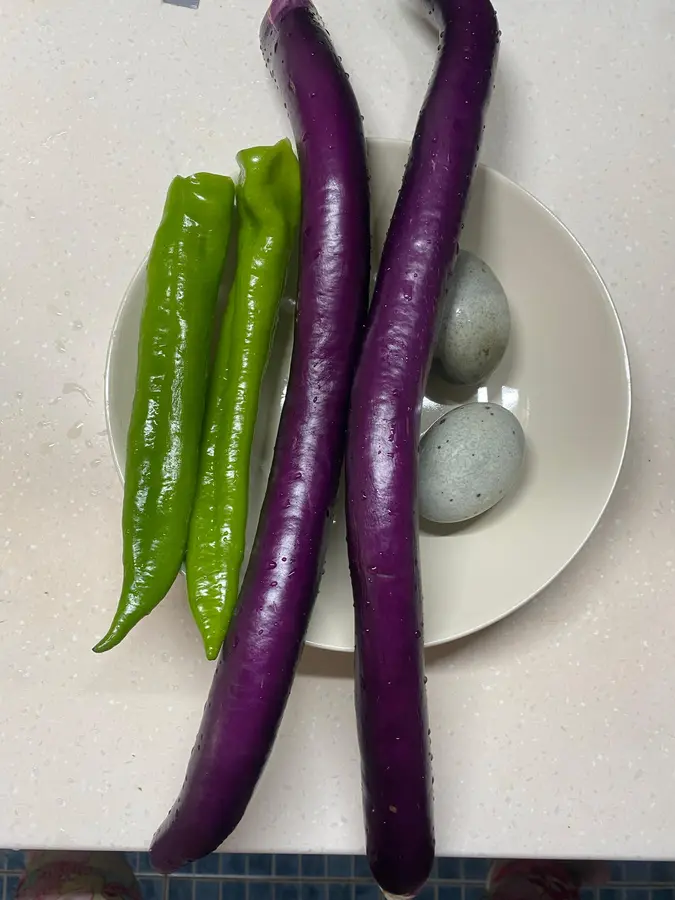 Eggplant with chili peppers and preserved eggs in the rice step 0