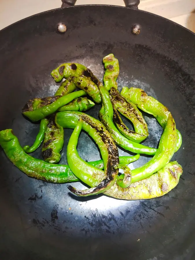 The god of the next dinner session!! Home-cooked cold salad - tiger skin pepper preserved egg (simplified version of pepper preserved egg) step 0