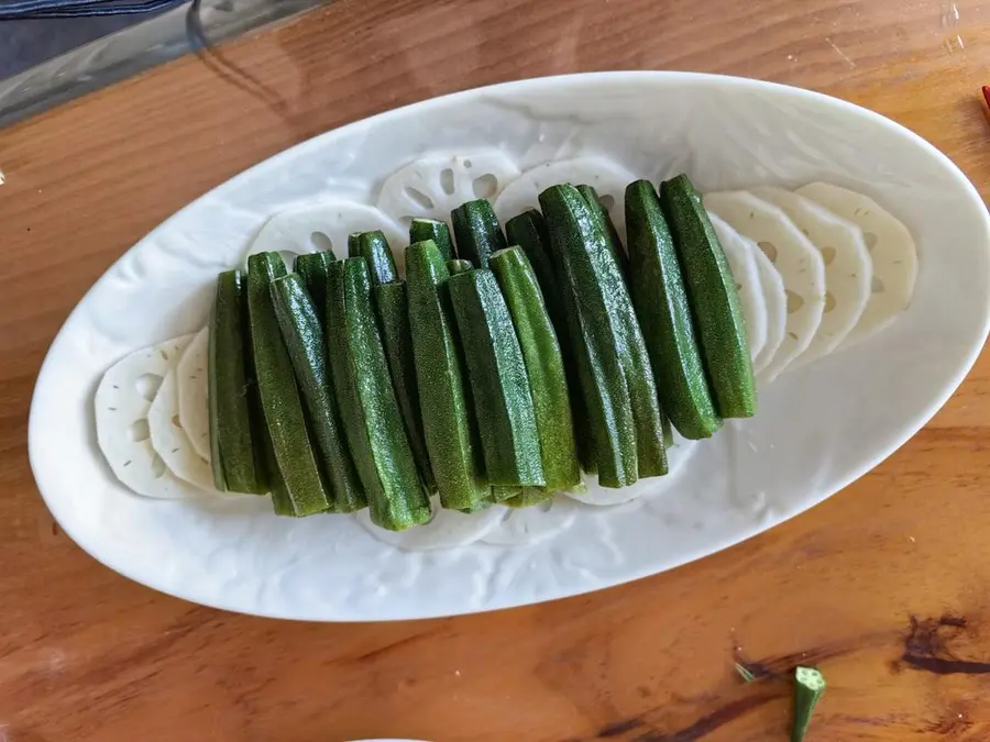 Autumn delicacy - lotus root meets okra step 0