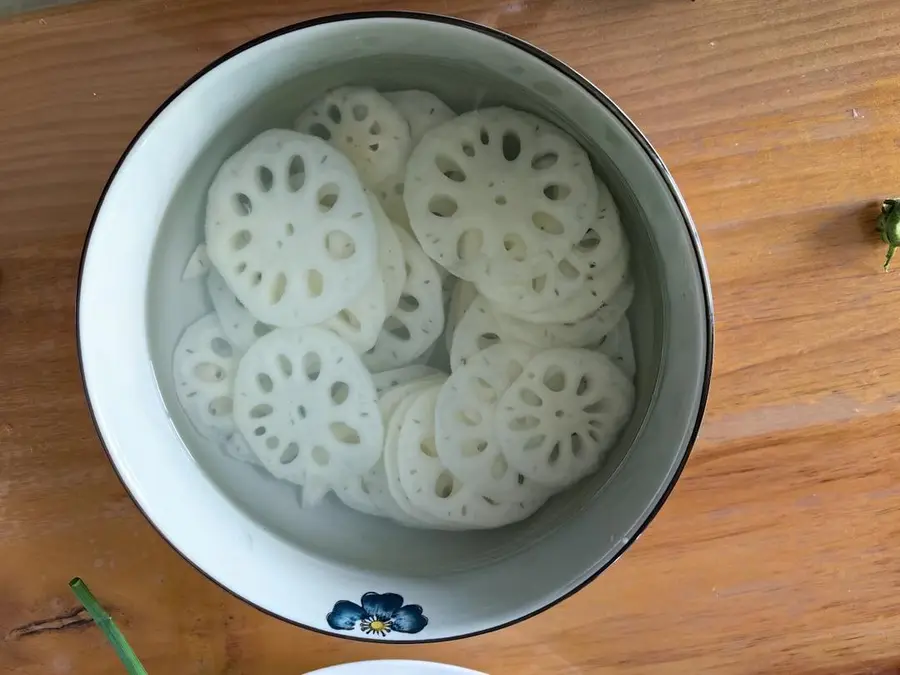 Autumn delicacy - lotus root meets okra step 0