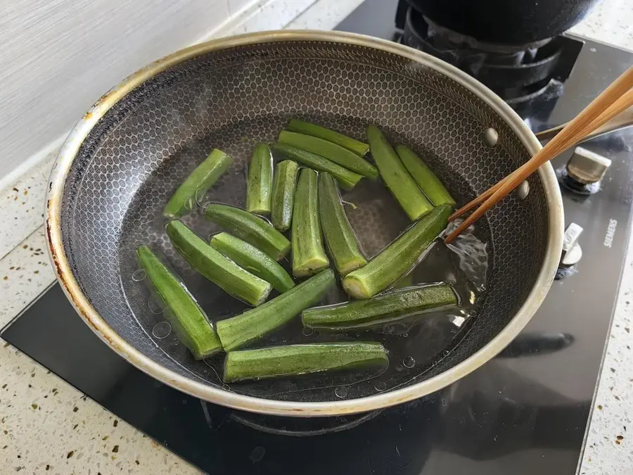 Autumn delicacy - lotus root meets okra step 0