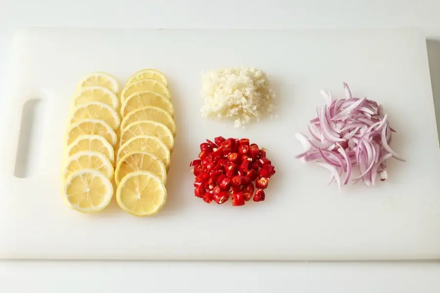 It's so delicious that it's out on the spot|Lemon sour and spicy boneless chicken feet step 0