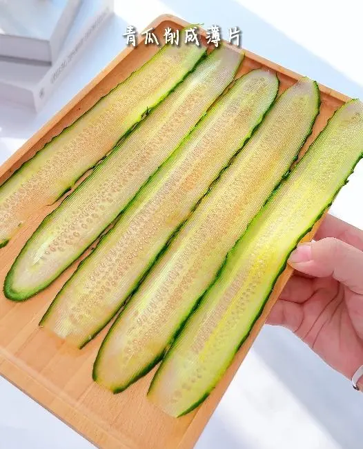 Cucumber jelly rolls  are low-fat and low-calorie, cool and greasy, and delicious step 0