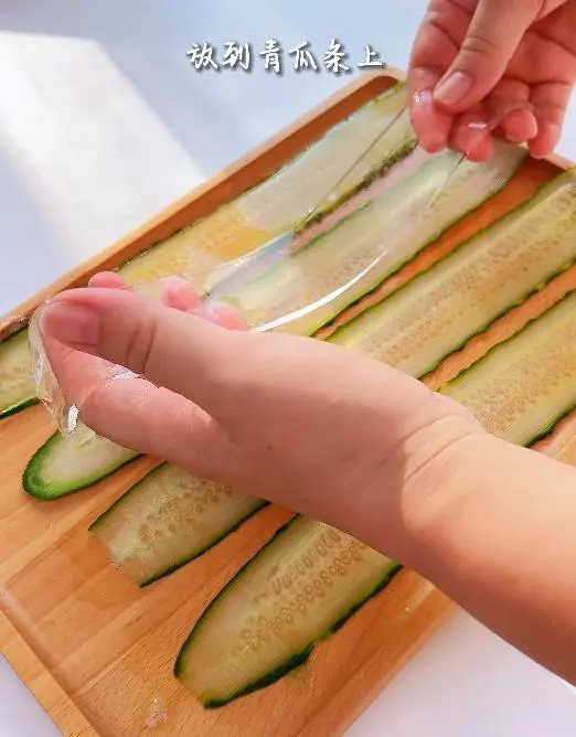 Cucumber jelly rolls  are low-fat and low-calorie, cool and greasy, and delicious step 0