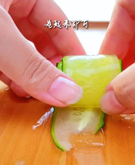 Cucumber jelly rolls  are low-fat and low-calorie, cool and greasy, and delicious step 0