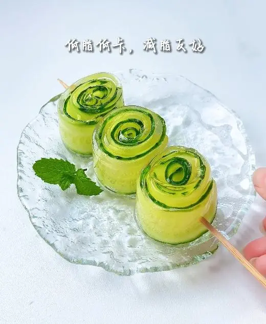 Cucumber jelly rolls  are low-fat and low-calorie, cool and greasy, and delicious step 0