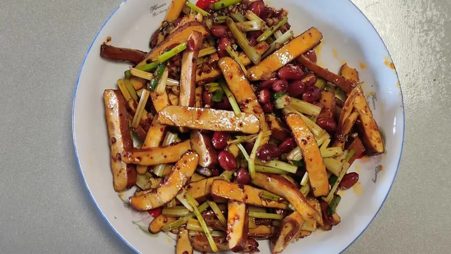 Dried tofu mixed with peanuts, delicious to swallow whole step 0