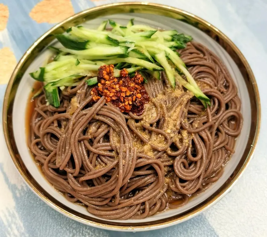 Cold buckwheat noodles