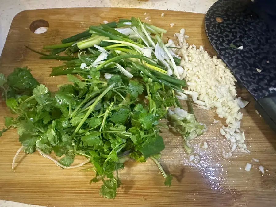 Dry mixed rice and cold vegetables (dried tofu, green cabbage, folded ear root, coriander) step 0