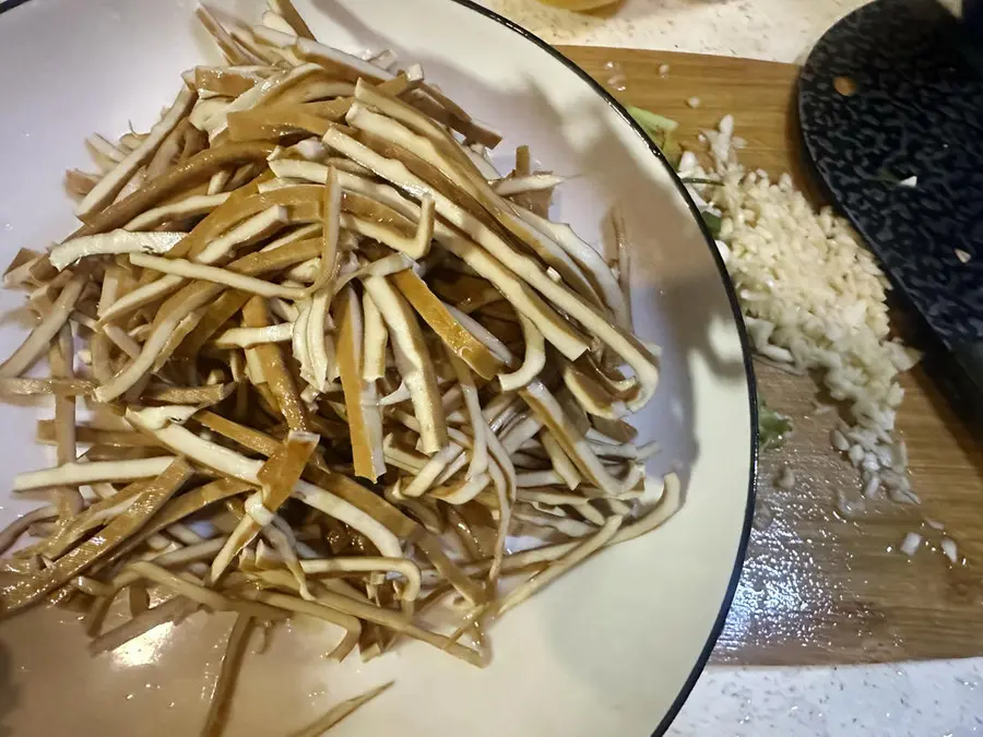 Dry mixed rice and cold vegetables (dried tofu, green cabbage, folded ear root, coriander) step 0