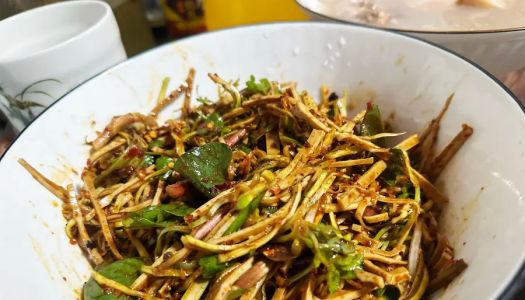 Dry mixed rice and cold vegetables (dried tofu, green cabbage, folded ear root, coriander)