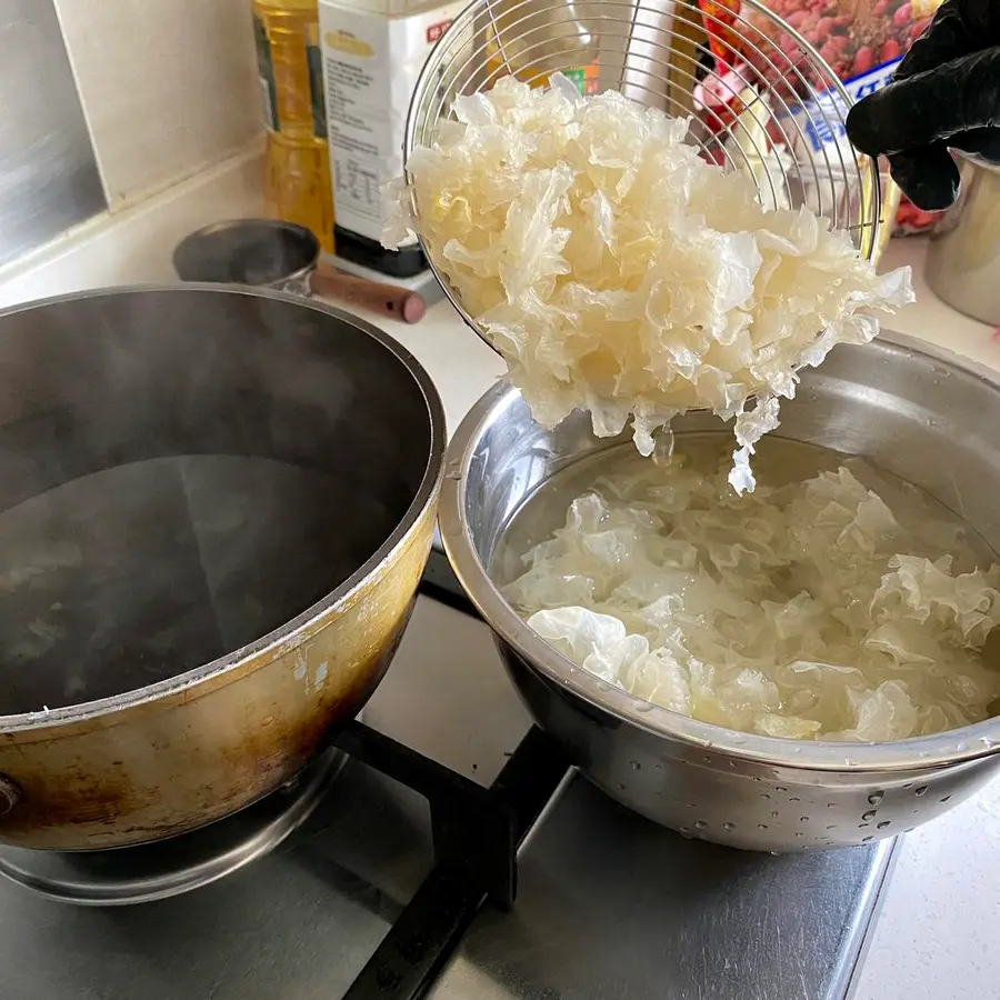 White fungus is only used to make soup? In a different way, it is crisp and refreshing! Chilled white fungus step 0