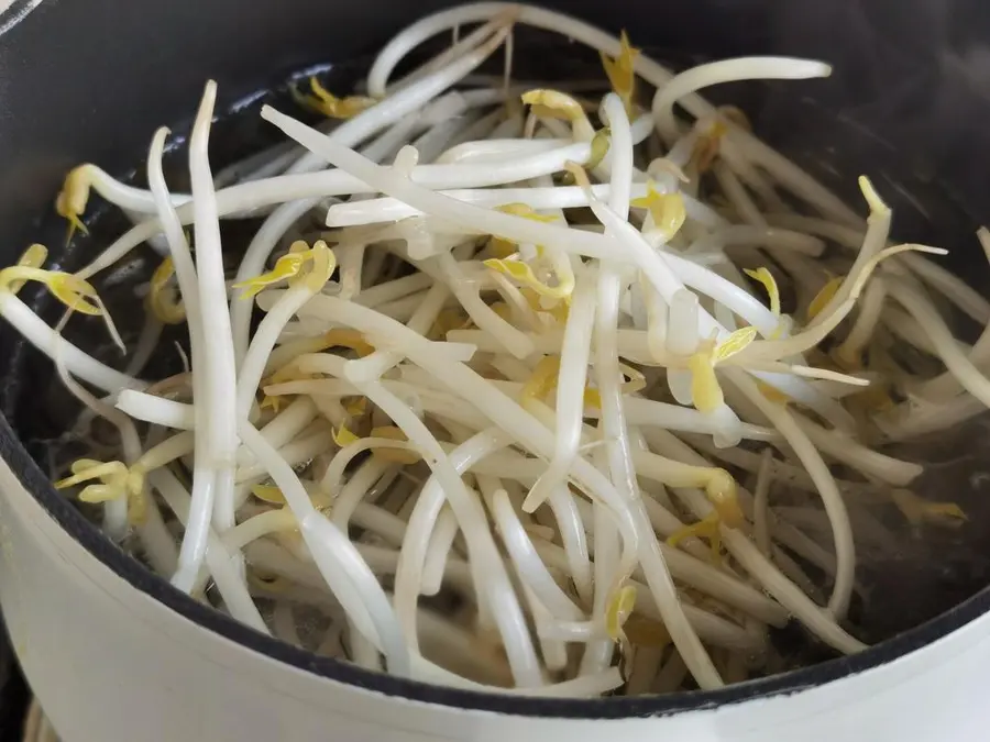 Kelp mixed with bean sprouts|Delicious and off the scale step 0